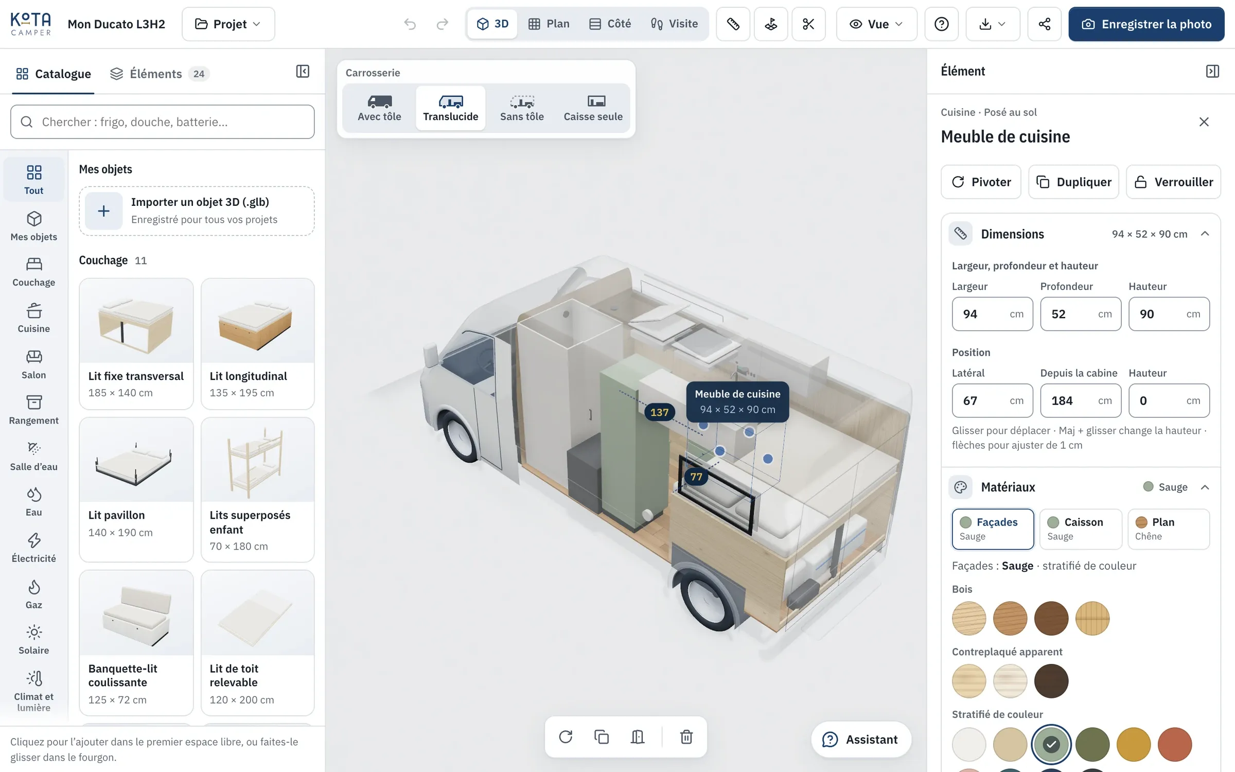 L’éditeur avec un camper aménagé, le catalogue à gauche et le panneau du meuble sélectionné à droite.